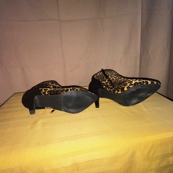 Bellini size 9 wide leopard print booties with heel and zipper - Picture 5 of 6
